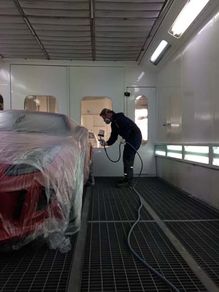 Auto wird lackiert