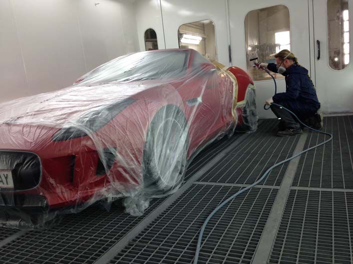 Auto für Lackierung abgedeckt